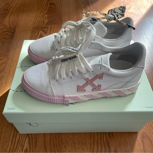 Off-White sneakers - Picture 3 of 11